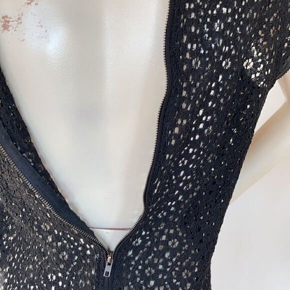 Pixley Black sheer cap sleeve back zip top Small - Picture 5 of 12